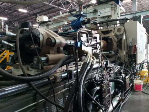 1994 725 ton Cincinnati 140 oz. Injection Molding Machine