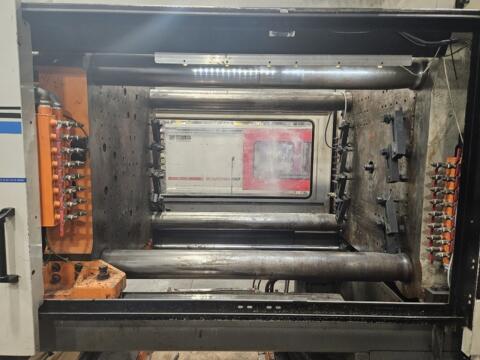 1994 725 ton Cincinnati 179 oz. Injection Molding Machine