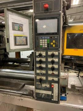 1994 500 ton Goldstar 62.7 oz. injection Molding Machine
