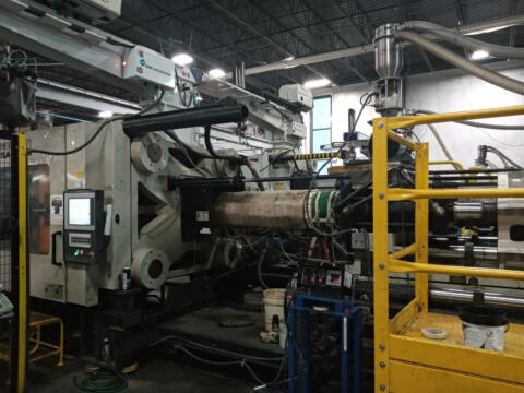 1995 850 ton Cincinnati 181 oz. Injection Molding Machine