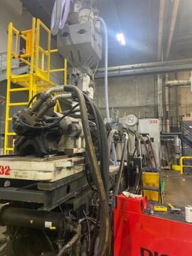 2004 880 ton Cincinnati 179 oz. Injection Molding Machine