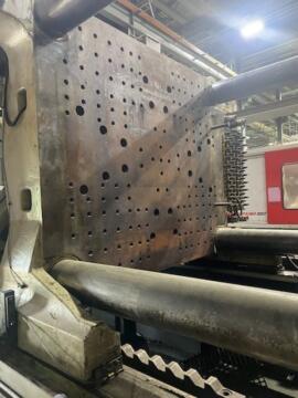2004 880 ton Cincinnati 179 oz. Injection Molding Machine