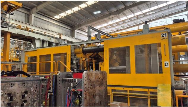 1995 4000 ton UBE 435 oz. Injection Molding Machine