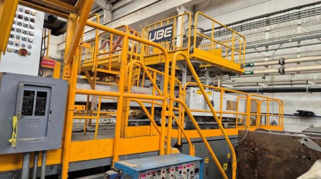1995 4000 ton UBE 435 oz. Injection Molding Machine