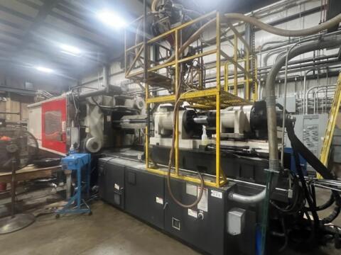 2002 880 ton Cincinnati 116 oz. Injection Molding Machine