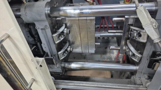 2004 21 ton Nissei 0.84 oz. NS20 Injection Molding Machine