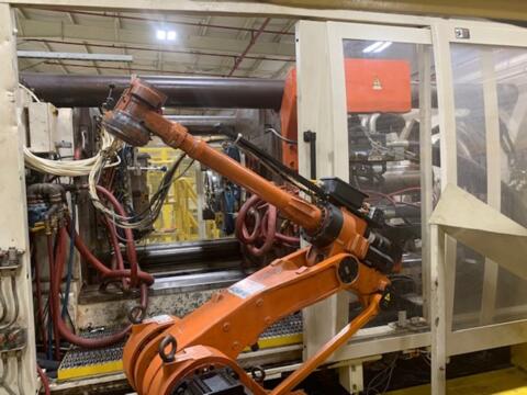 2004 1000 ton Husky 249 oz. H1000 Injection Molding Machine