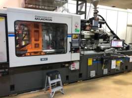 1992 550 ton Cincinnati 54 oz injection molding machine