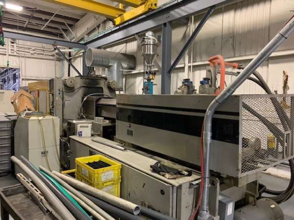 1994 720 ton Goldstar 125.9 oz. Injection Molding Machine